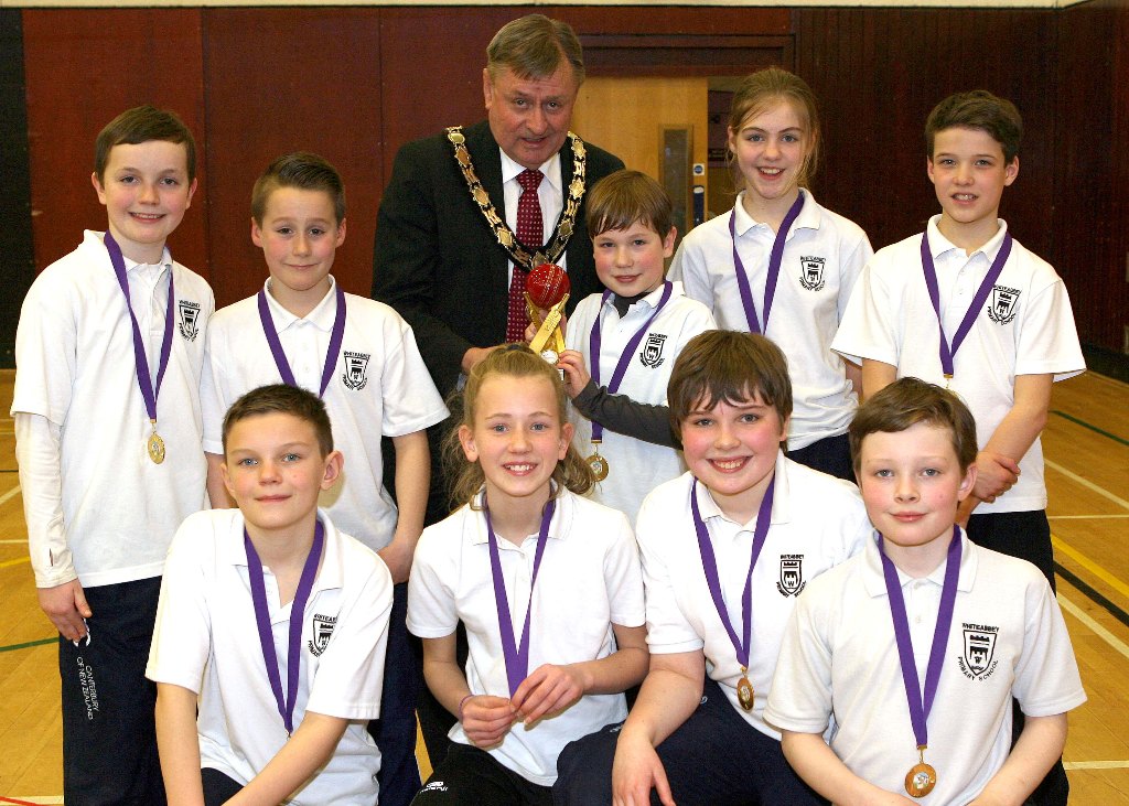 Mayor Fraser Agnew presents the winners' trophy to Luke Styles and the team from Whiteabbey Primary School. (©Newtownabbey Times)